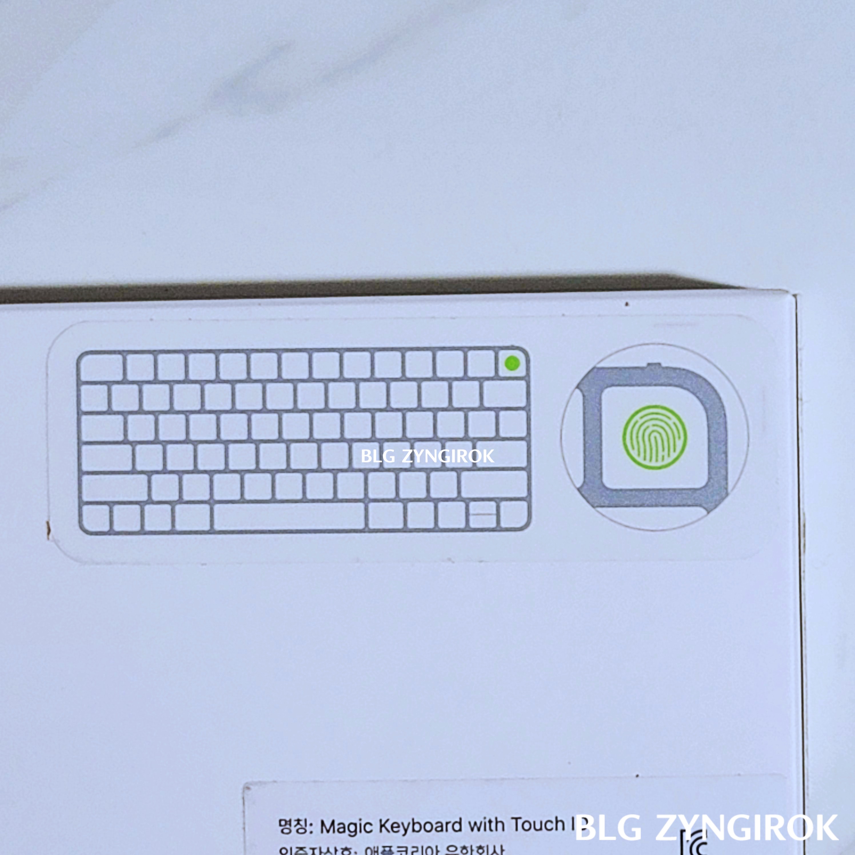 매직 키보드 지문인식 버튼 설명 스티커 모습이다.