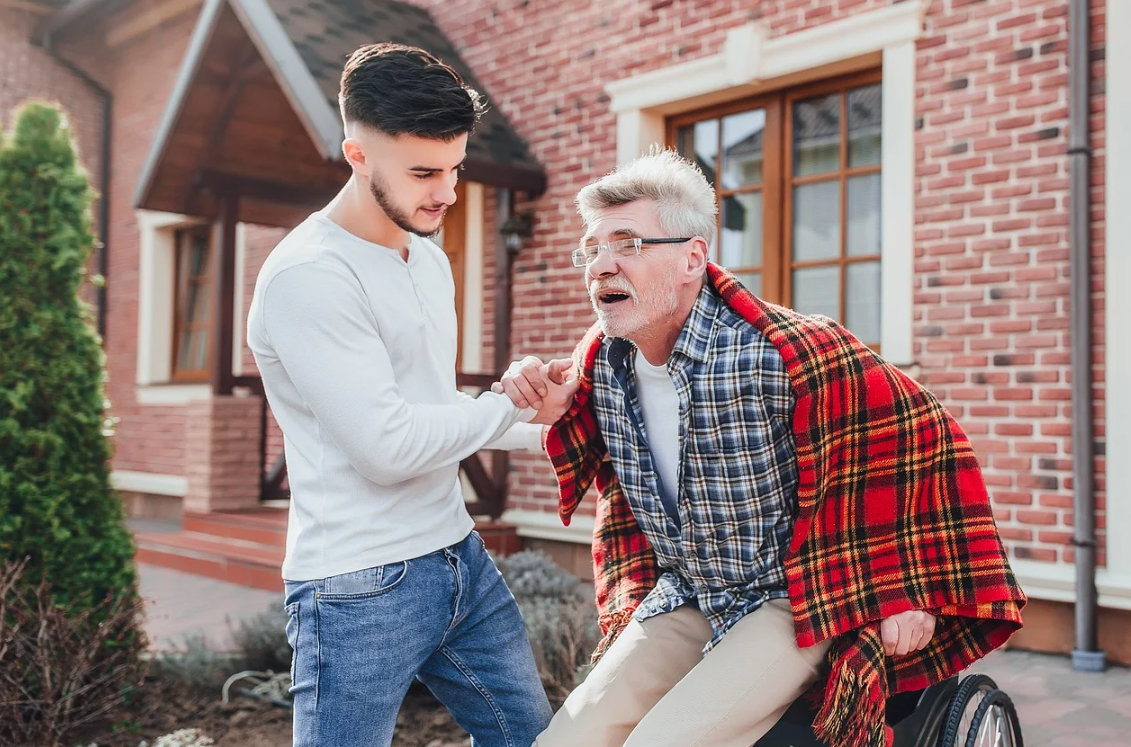 어르신 휠체어 태우며 도와드리는 사진