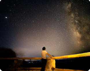 하늘을 바라보며 우주 생각으로 상상력을 펼치는 듯한 사람 모습