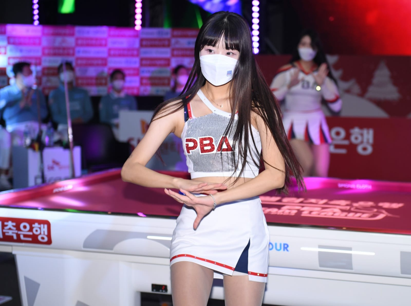 프로당구 PBA 투어에서 활약하는 치어리더의 모습