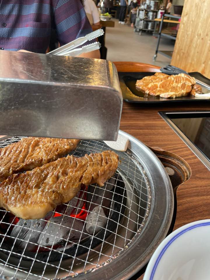 고기 굽는 사진