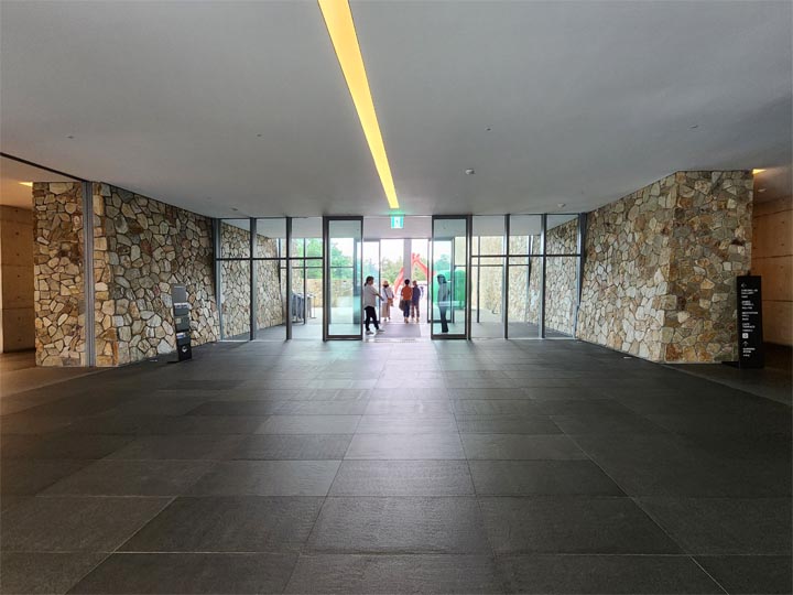 뮤지엄 본관 입구로비