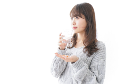 보충제를 먹는 여성