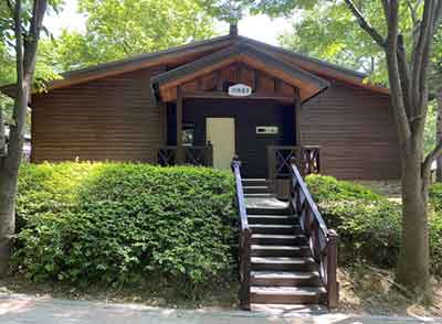 숲속의 집 외부