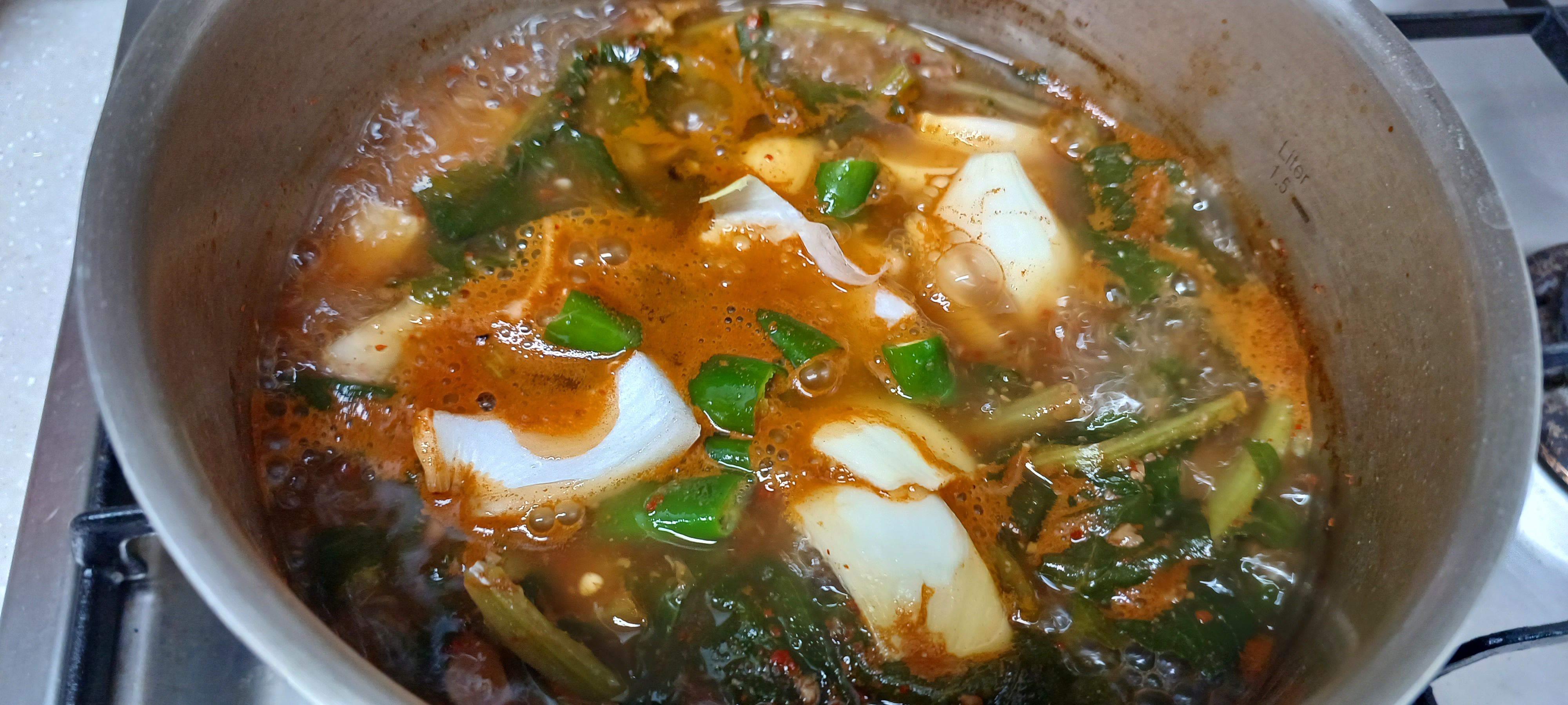 양파와 청양고추 넣고 끓이기