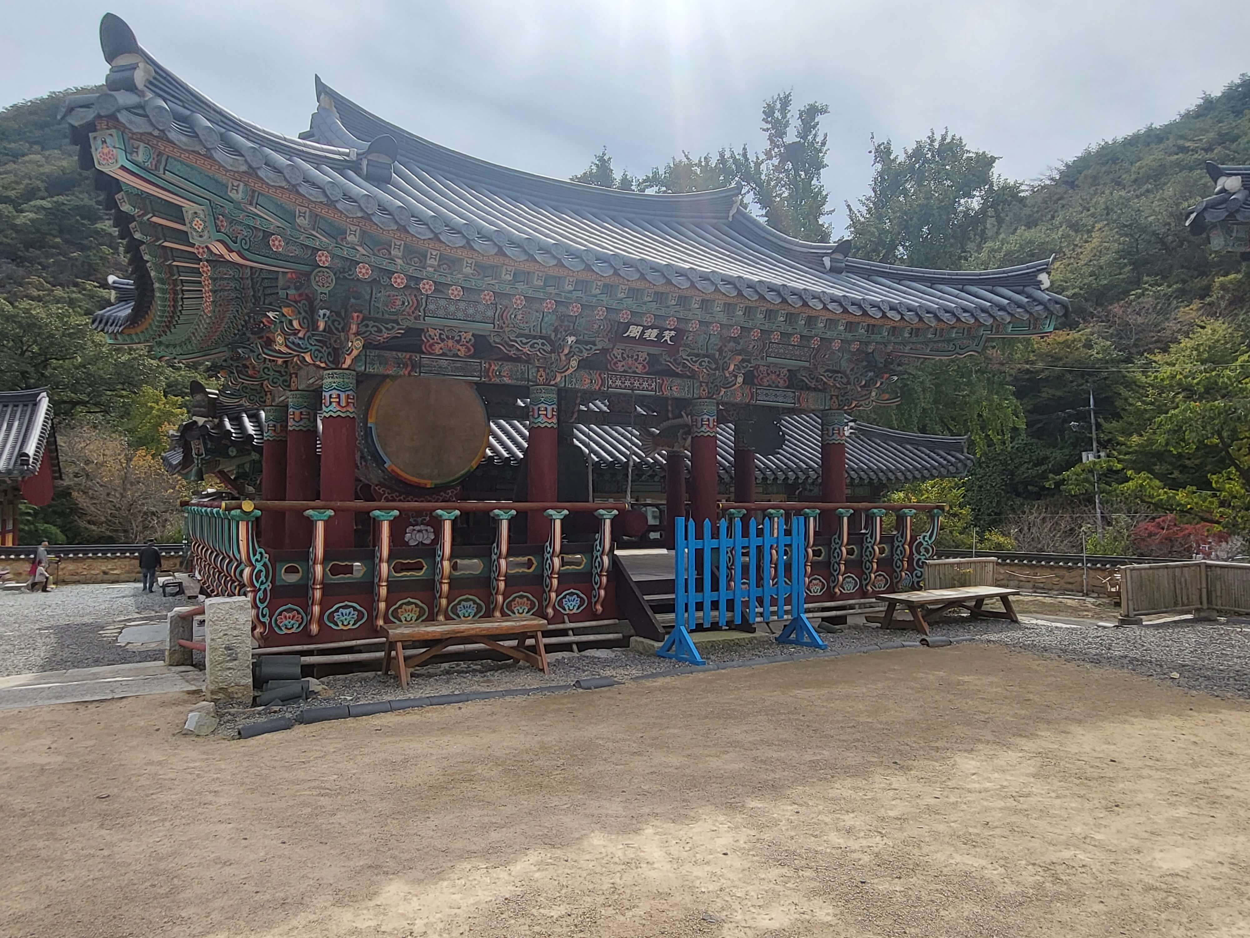 천년 고찰 장안사&amp;#44; 둘레 길을 따라 올라가면 운치 있는 백련암과 절벽 같은 곳의 척판암