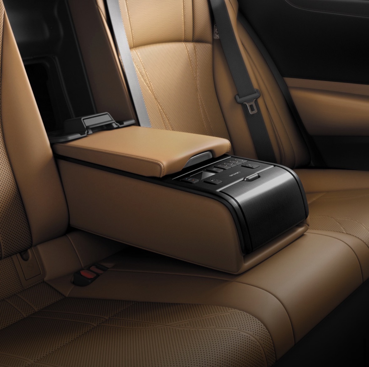 렉서스 ES300h 2열 시트의 넓은 레그룸과 고급스러운 암레스트 컨트롤러