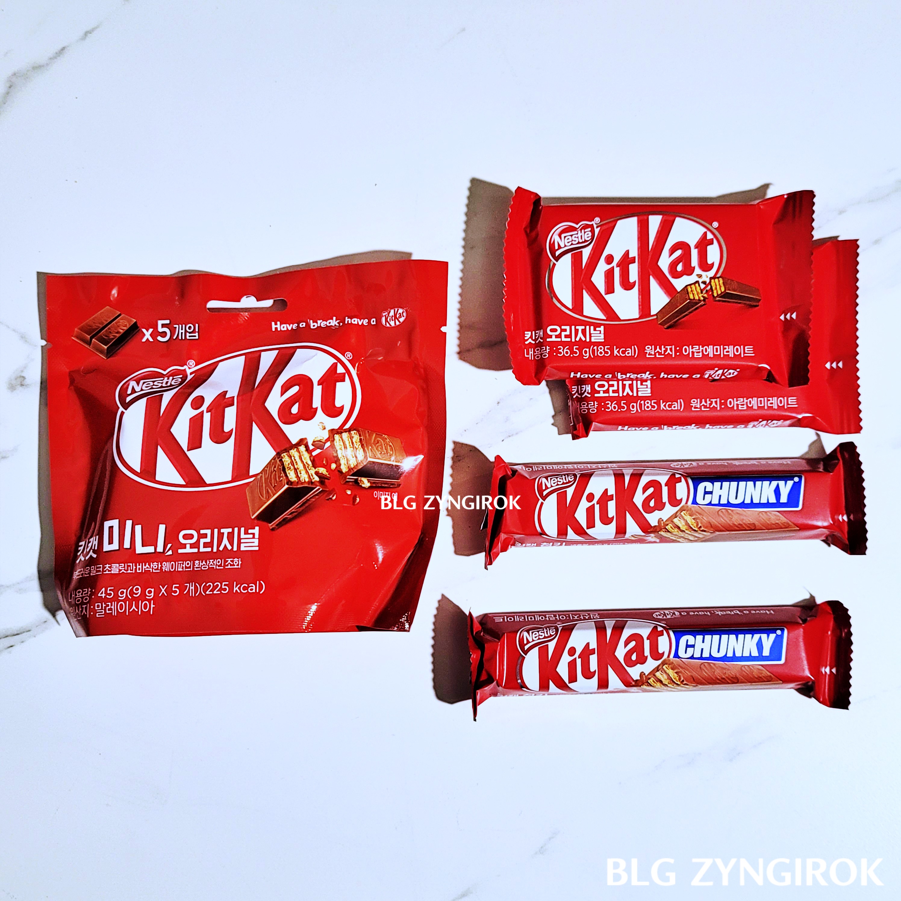 틴케이스에 담겨있는 모든 초콜릿이 나란히 테이블 위에 놓여있다.