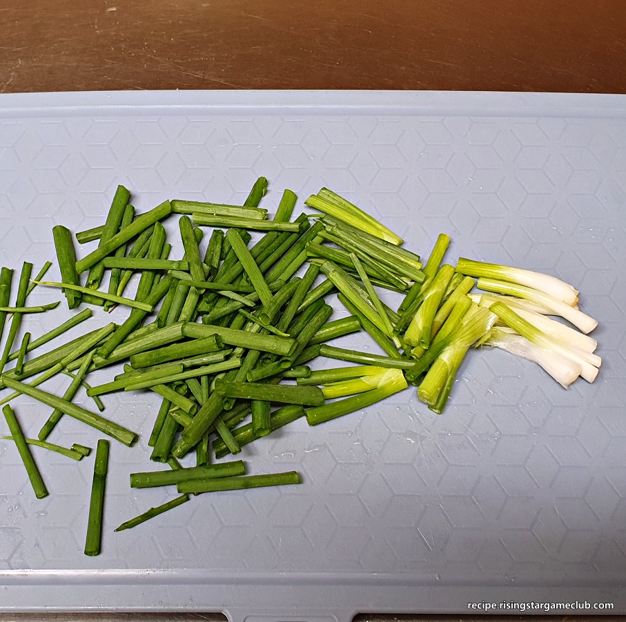 고사리나물에 들어갈 쪽파를 5cm 정도 간격으로 잘라둔 사진