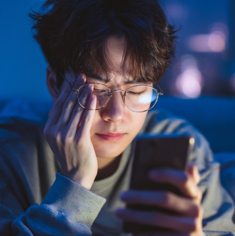 스마트폰 검색중 눈이 피곤한 남성
