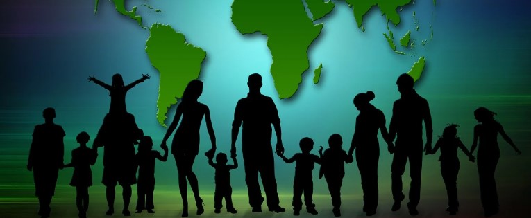 여러명의 가족들의 실루엣을 찍은 사진