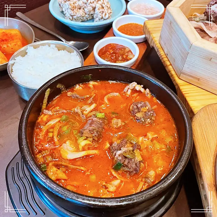 줄서는식당 송파구 잠실 방이동 순대국 맛집 엄현경 유재석 단골 4가지맛 모듬 순대 수육 오징어 숯불구이 육회 권율 추천 50회 소개