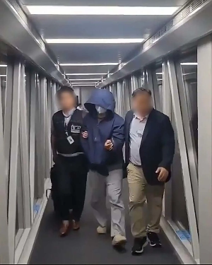 지난 5월 3일, 일당 2명과 함께 태국 방콕의 한 클럽에서 한국인 남성 B씨(34)를 렌터카에 태워 파타야로 납치한 후 살해하고, 다음 날 대형 플라스틱 통에 시멘트를 넣어 시신을 저수지에 유기한 혐의를 받는 김형권 베트남 하노이에서 체포되어 인천국제공항 강제 송환 모습.