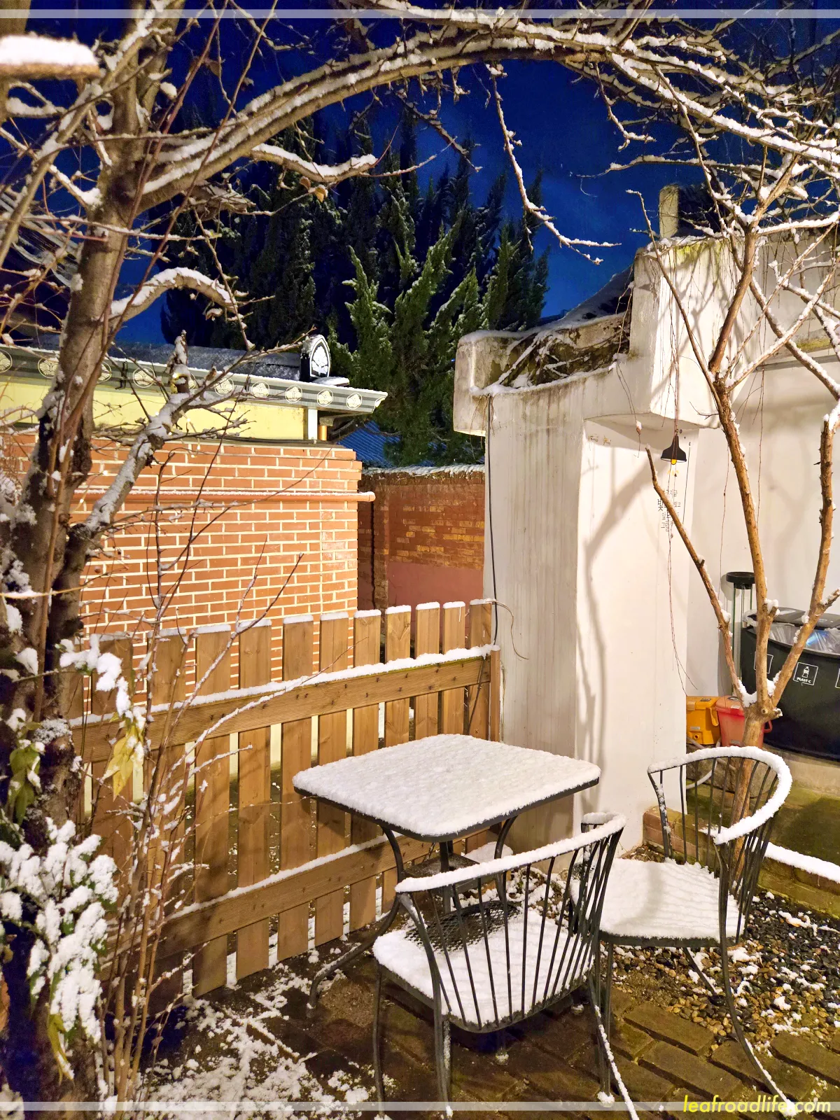 전주-한옥마을-숙박-가인당-그린나래방-앞에-있는-테이블