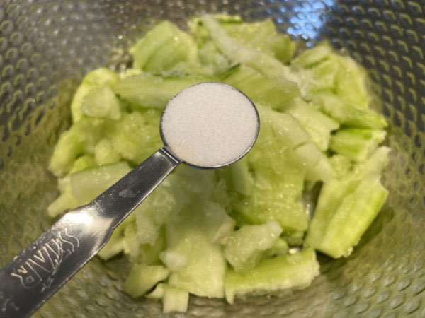 오이탕탕이 간단오이무침에 설탕 2작은술