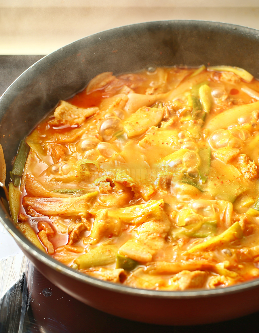 대파의 감칠맛이 녹아든 진한 김치찌개 국물 비주얼, Deep and rich Kimchi stew after simmering with green onions