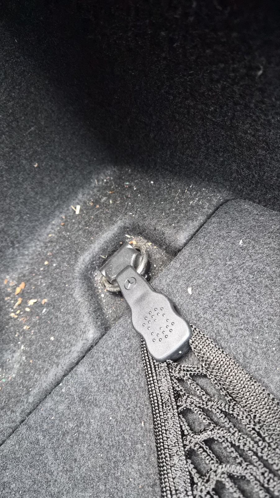 그물망의 반대쪽 클립을 트렁크 좌측 하단 D링에 연결