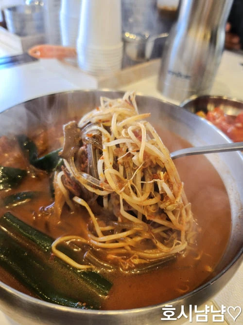 명인대동양평해장국 육개장 – 얼큰하고 진한 국물에 고기와 숙주가 듬뿍