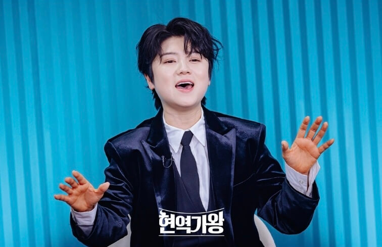 대기실에서-노래하는-제스처를-취하는-마이진