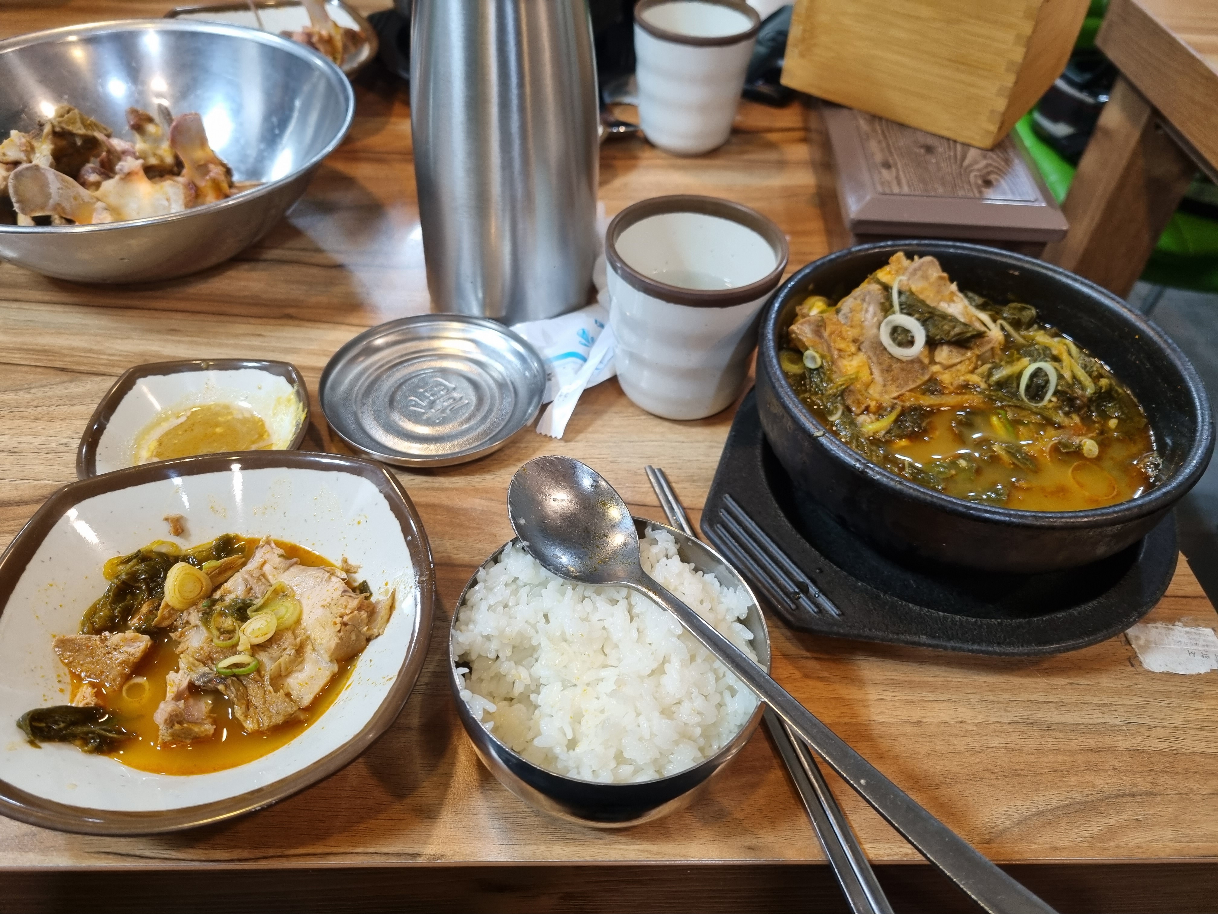 복귀길에 들른 뼈다귀 해장국 가게