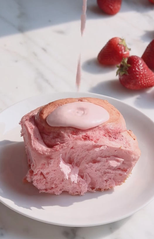 감미료와 딸기 주스, 크림을 섞은 모습