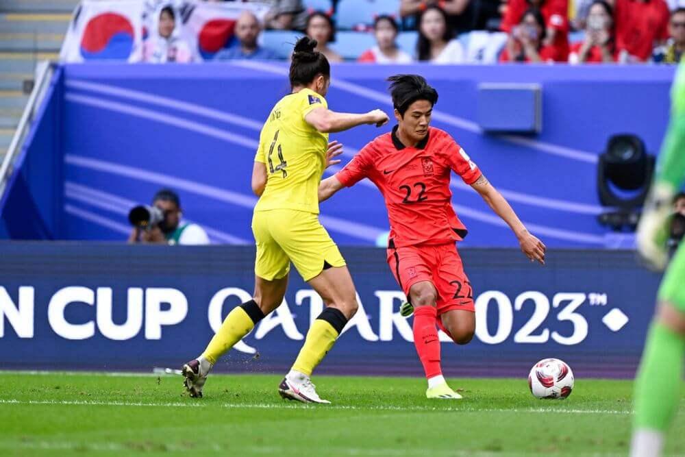 수비를 뚫고 달려가는 설영우 선수