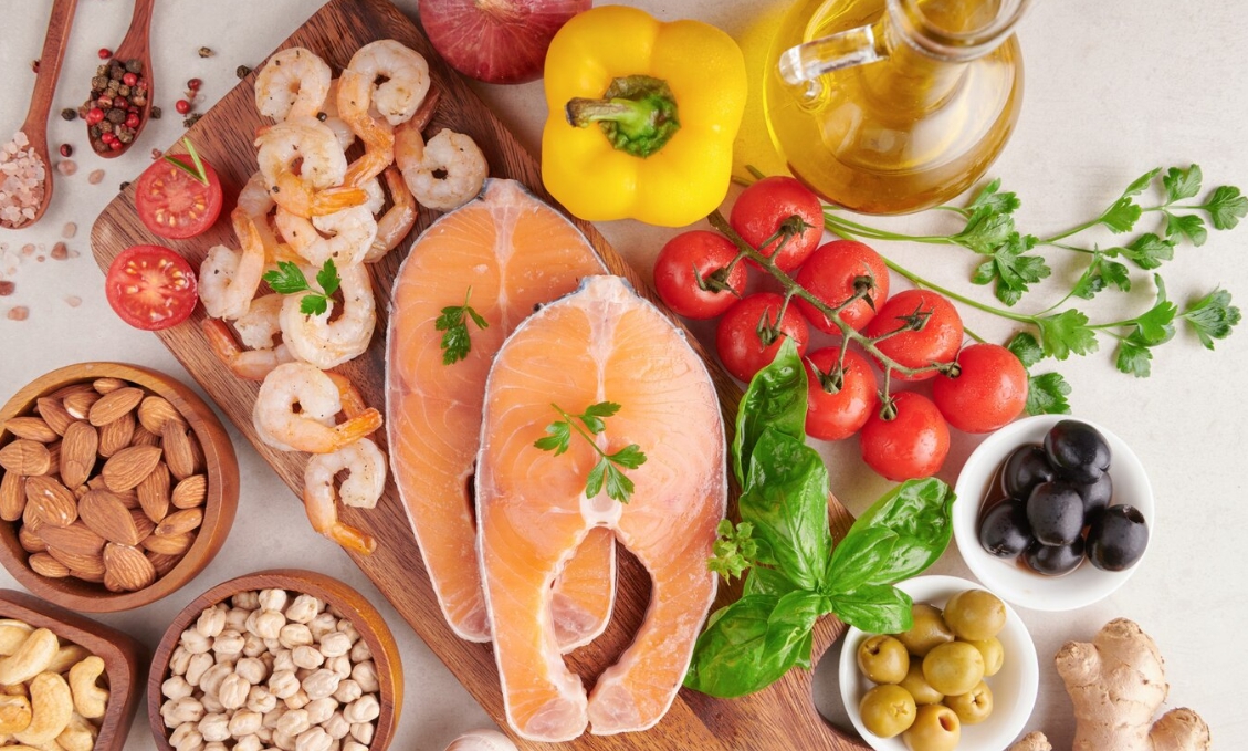 연어와 견과류가 포함되어 있는 다양한 음식 이미지