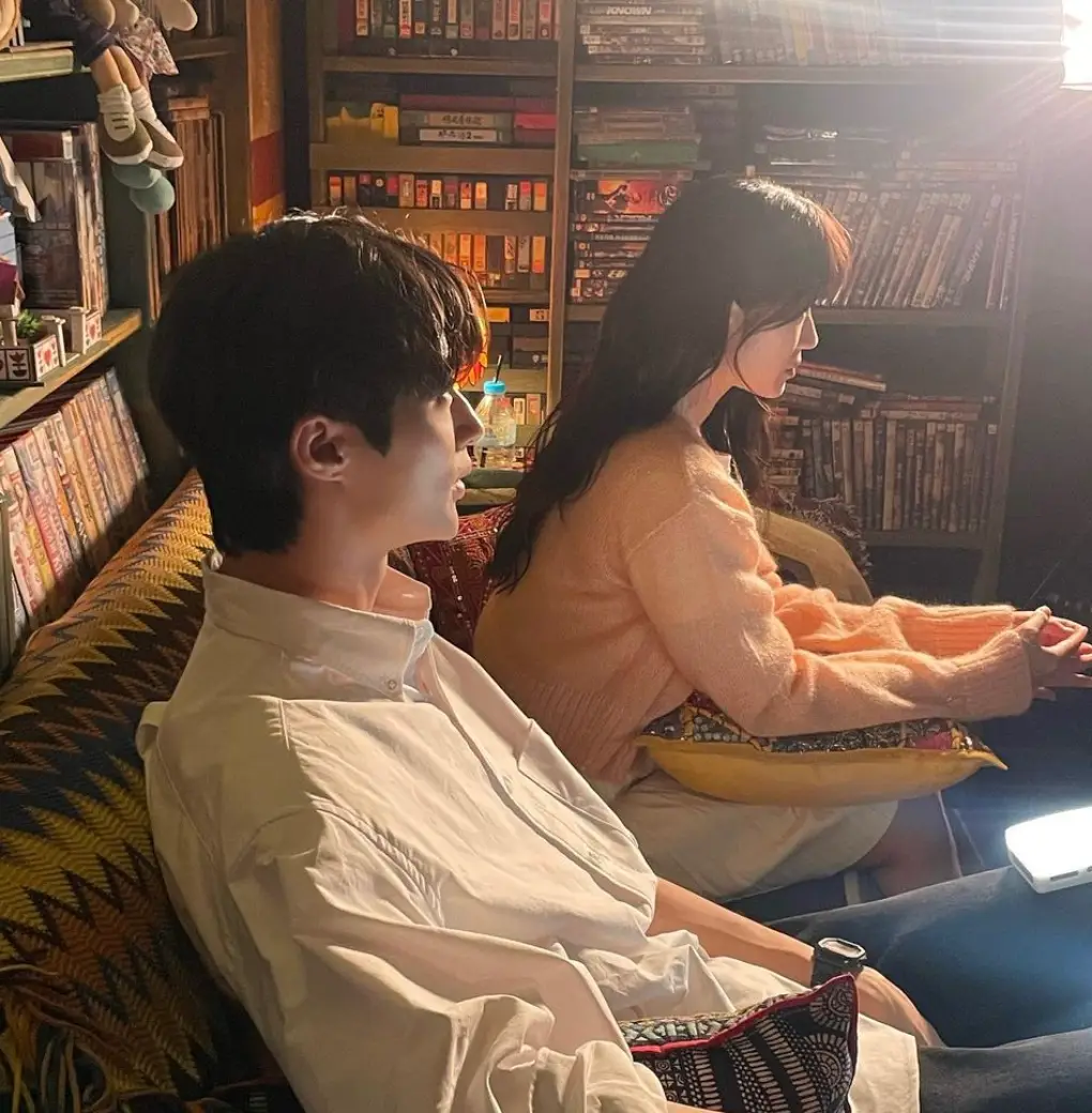 만화가게 안 변우석과 여자친구가 쇼파에 앉아있는 모습