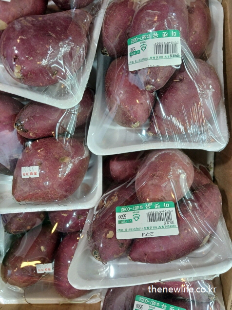 포장된 고구마가 흰색 트레이에 담겨 비닐로 밀봉되어 있는 모습