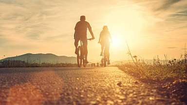 사진 : istock - 따뜻한 자연광 자연속 가족 친구와 함께