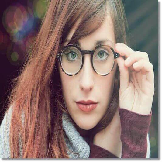 메론 효능 시력보호, 안경쓴 여성