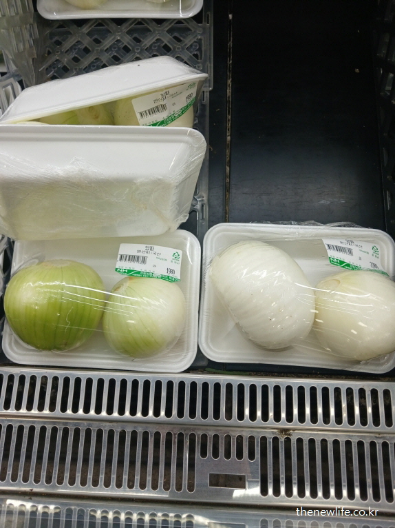 마트에서 판매 중인 포장 양파, 혈액순환 개선과 고지혈증 예방에 효과적인 양파 효능