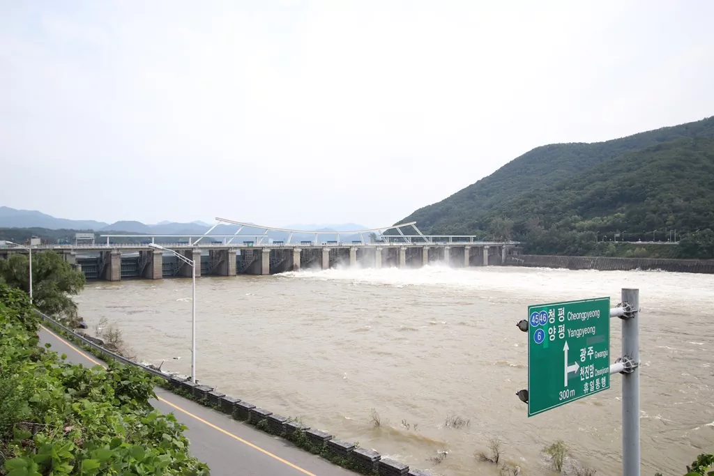 남양주 다산길 1코스 중반. 팔당댐 수문 개방 전경 사진입니다.
