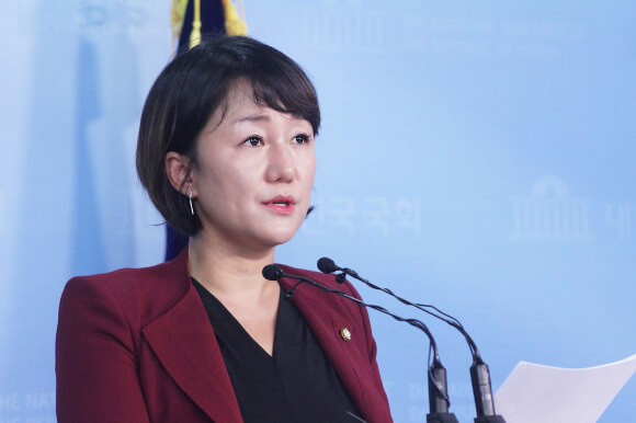 헌재 앞에서 민주당 의원 폭행&middot;계란 투척&hellip; 경찰 수사 착수