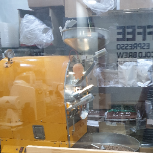 상암동 카페 : 타셋 커피 로스터스 리뷰_유리 너머 노란색 몸통으로 된 로스터기