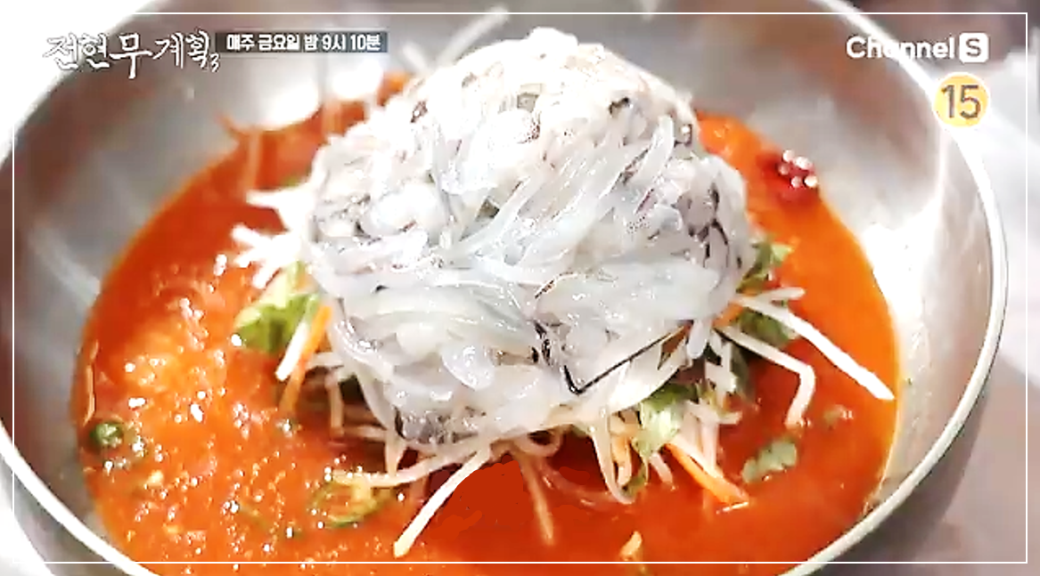 오징어회가 듬뿍 올려진 속초 완도회식당의 산오징어 물회 클로즈업