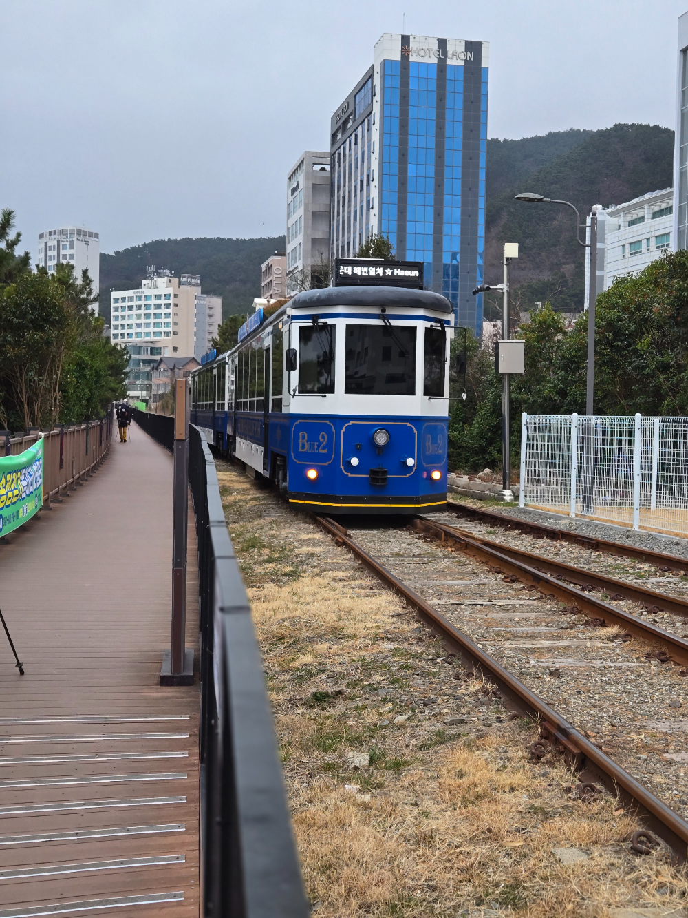 송정해수욕장 해변열차 – 해안선을 따라 달리는 열차