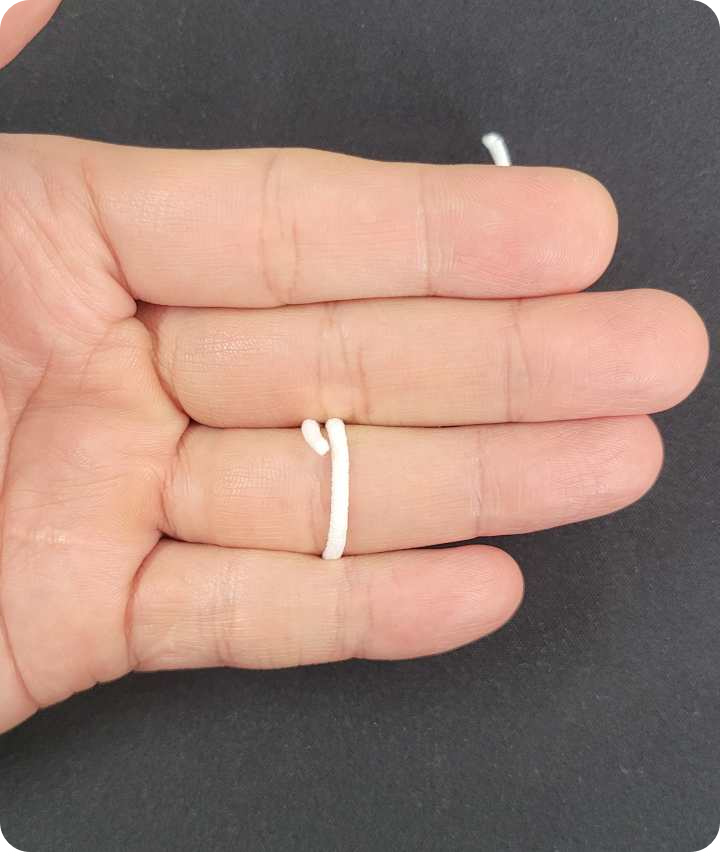 실을 손가락에 감은 사진