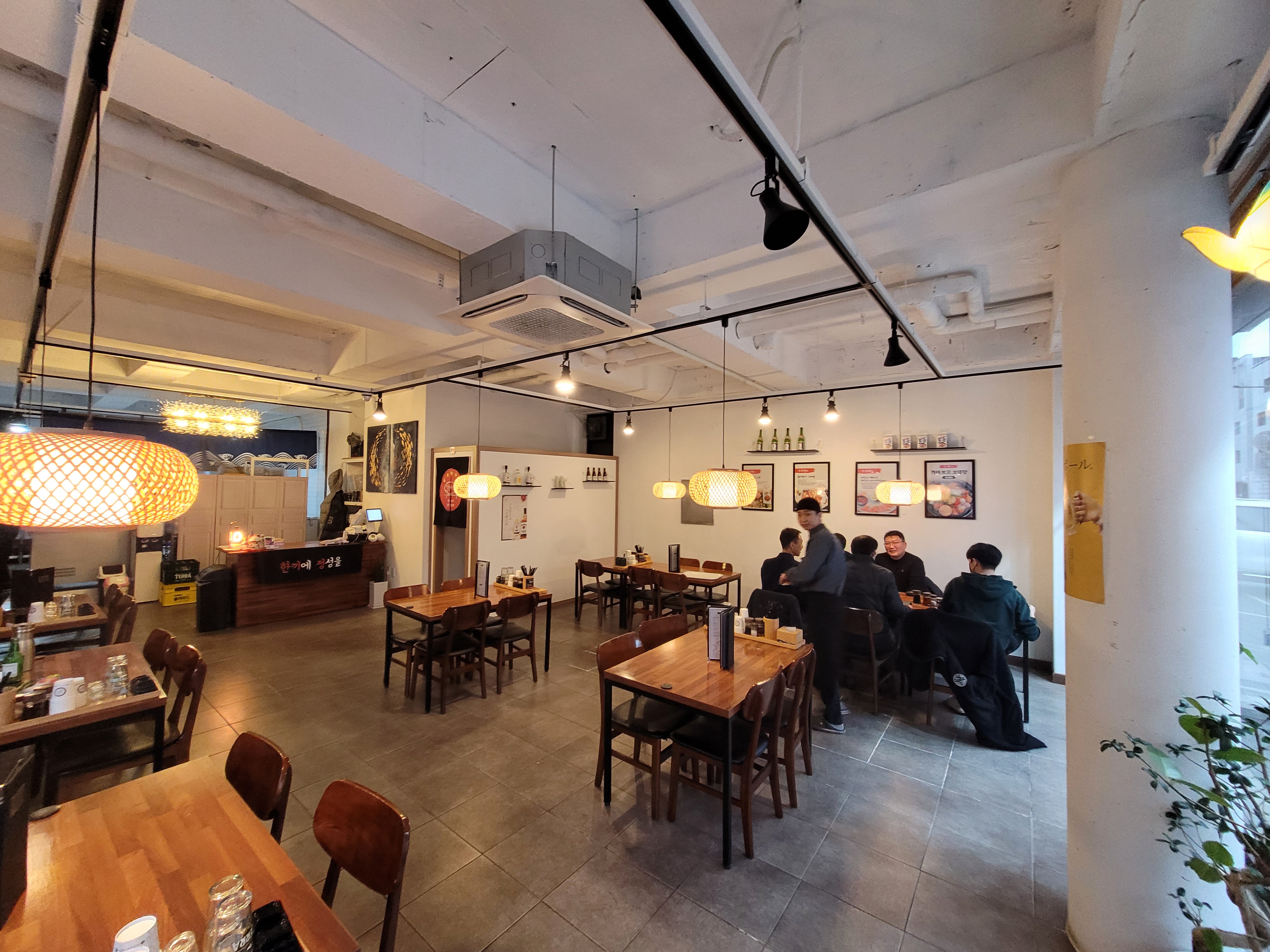 넓직한 실내 풍경