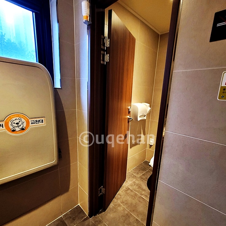 스타벅스 동두천 DT 여자화장실 사진이다. 휴지가 미치되어 있다.