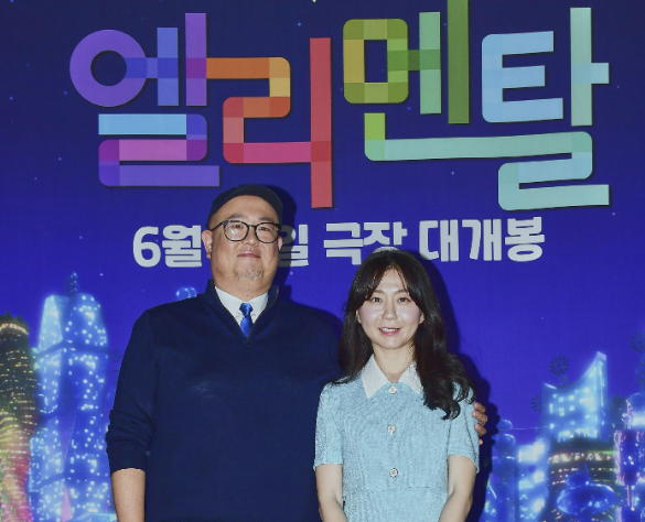 엘리멘탈 피터 손 감독과 이채연 애니메이터가 함께 찍은 사진