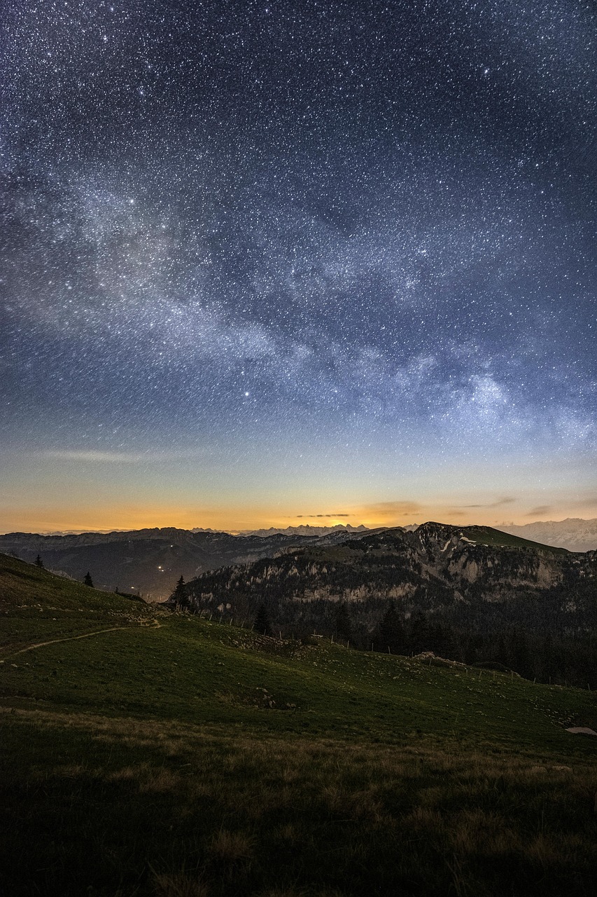 하늘에 별이 가득 빛나는 모습의 사진 자료