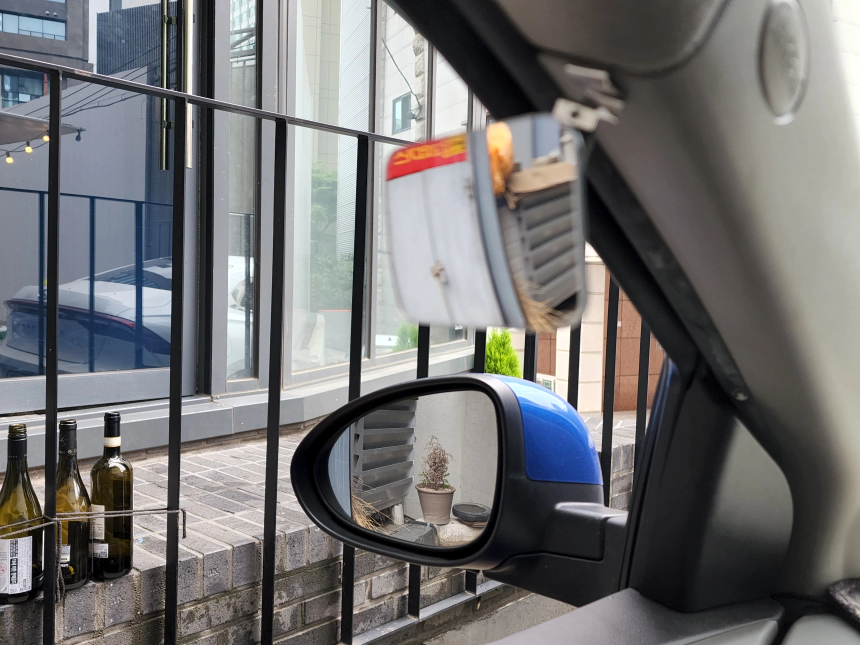 사이드미러도 몸을 좀 움직이면 사각지대 확인 가능