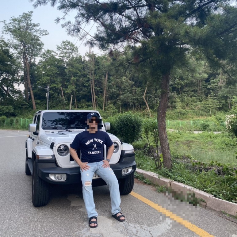 데일리룩(오뭘입)_NY볼캡&#44; 레이벤 보잉 선글라스&#44; 알디씨 반팔 티셔츠&#44; 오더플리즈 와이드 연청 데님 데미지진&#44; 버켄스탁 슬리퍼&#44; 데일리코디&#44; 랭글러 오버랜드&#44; ootd