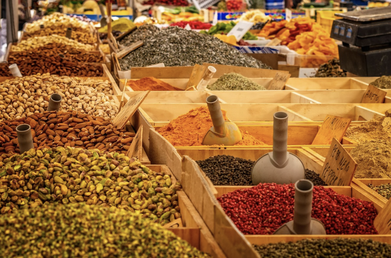 울금(강황의 원형 뿌리) – 일반 커큐민 가루가 아닌 신선한 뿌리 그대로의 활용법