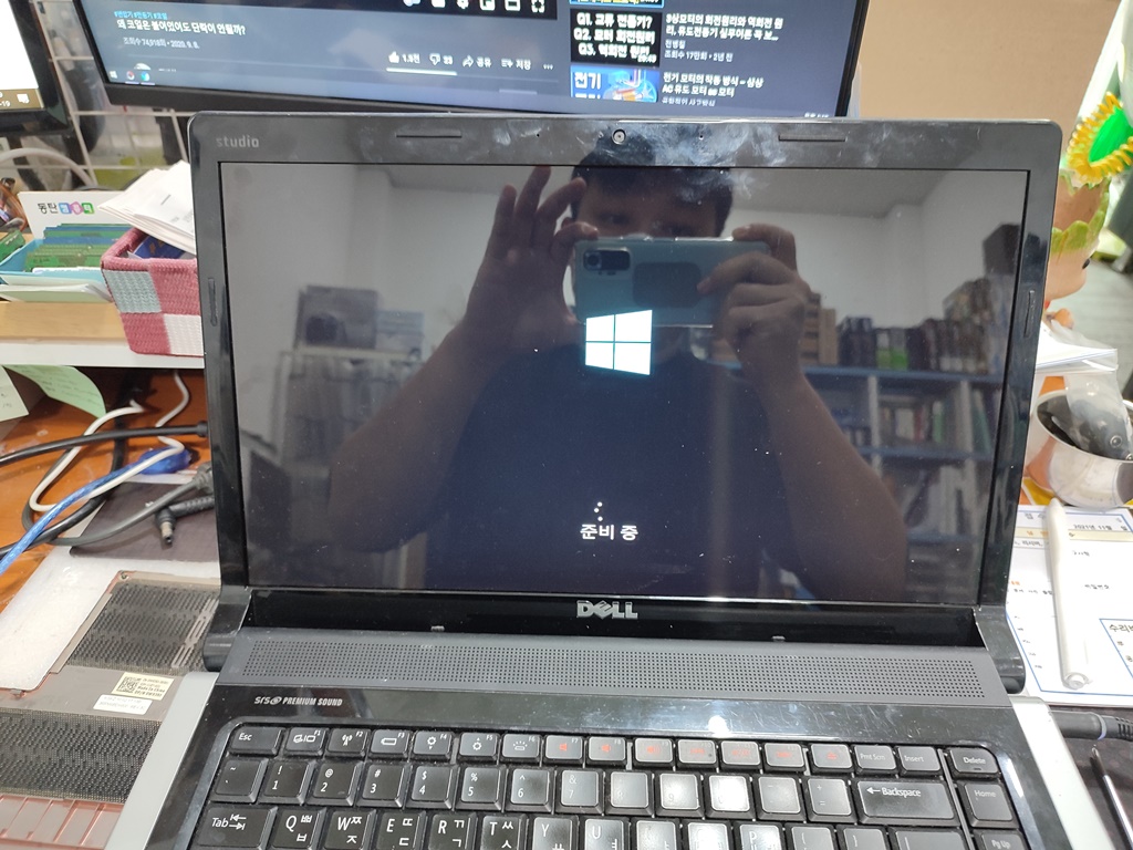 자료를 백업하고 노트북에는 제 테스트용 SSD를 꽂아서 윈도우10 부팅을 시켜보고 있습니다. 무선 인터넷이 안되는 이유를 알아보고 있습니다.