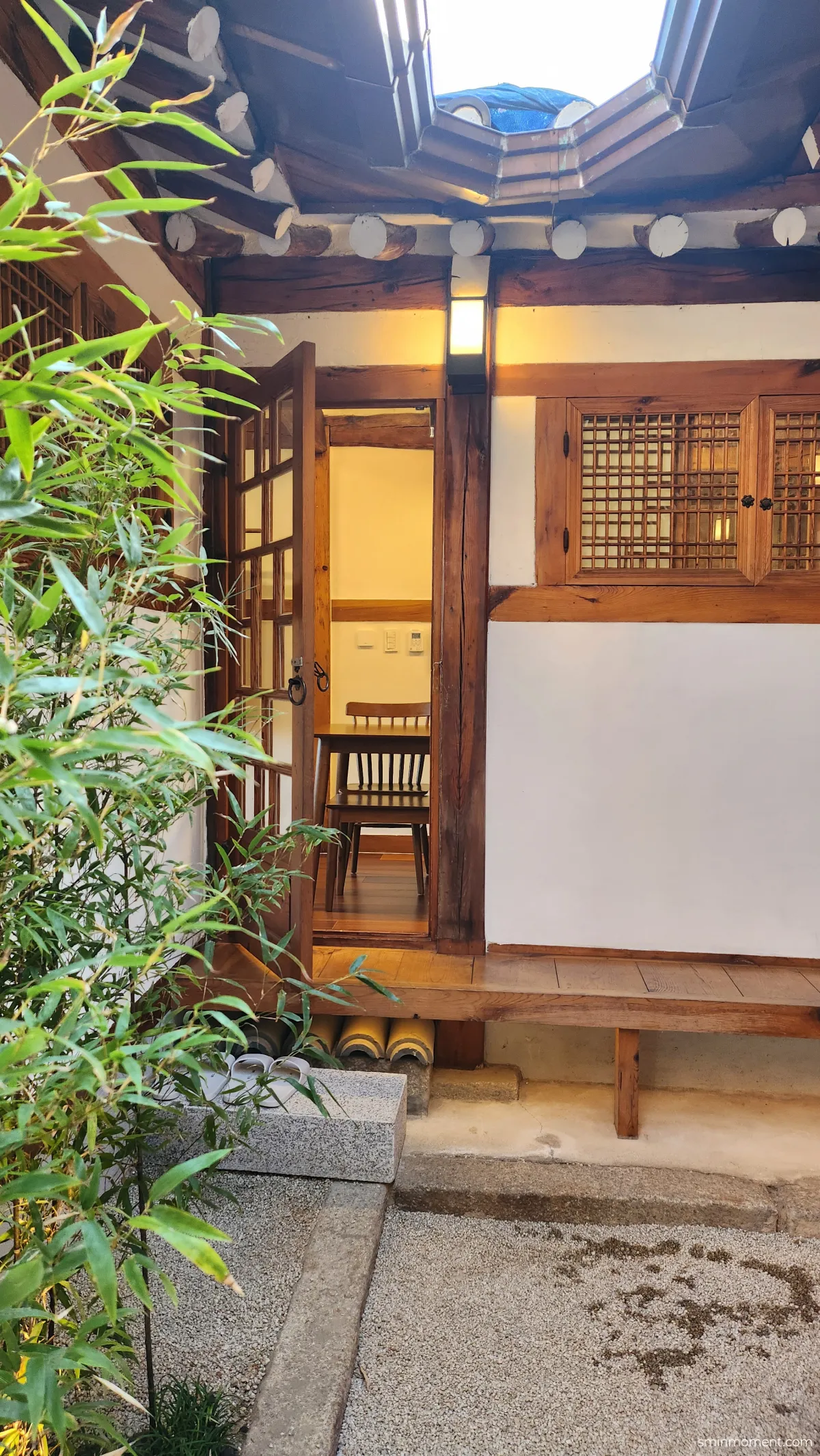 북촌한옥마을-전통한옥-만월정-백년역사-중정에서-부엌-바라보기