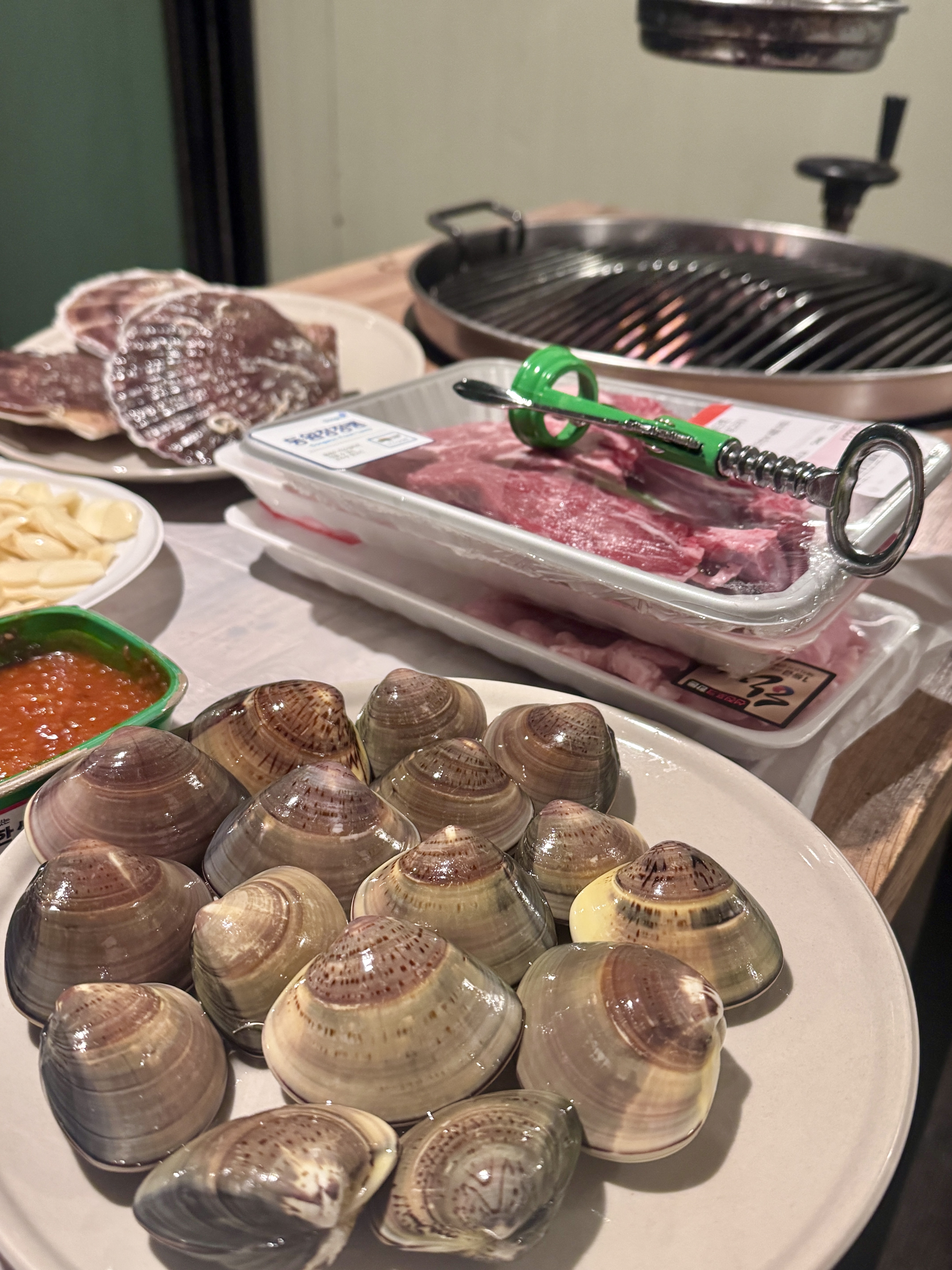 강화도 펜션 바베큐 메뉴, 양갈비 소고기 항정살과 조개 구이 재료 세팅