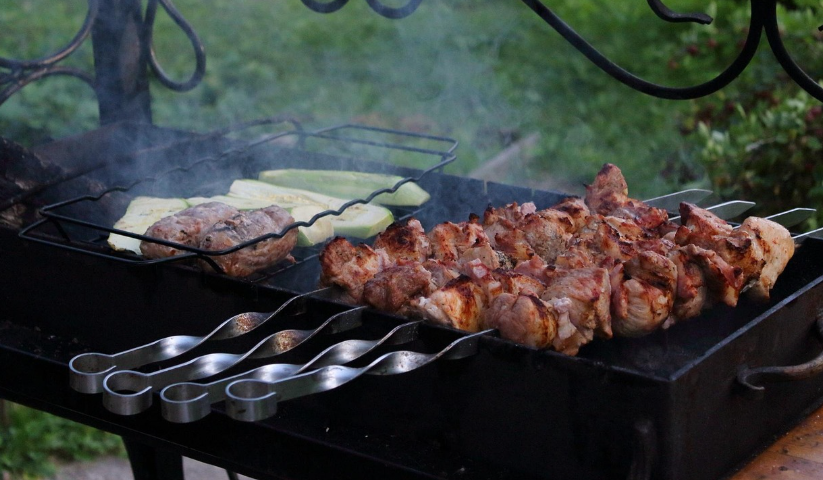 숯불에 탄 고기