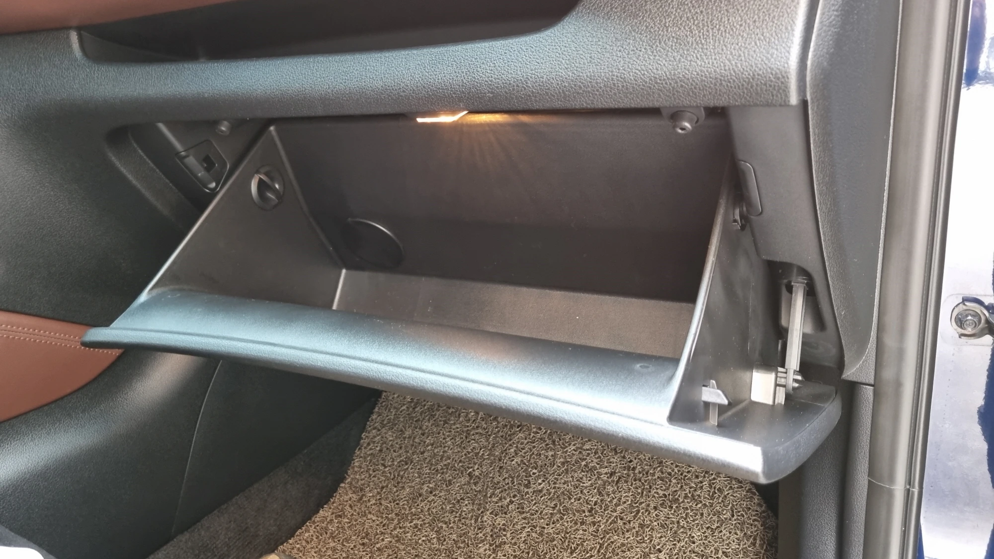 글로브박스 열린 모습